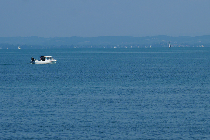 Die Solgenia auf dem Bodensee: Ringsherum ist Wasser, im Hintergrund schwimmen andere Boote..