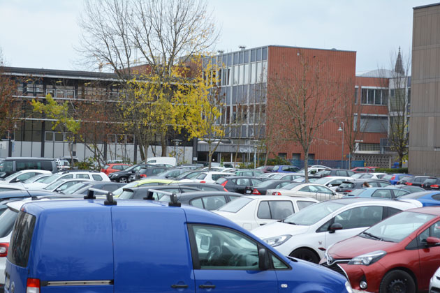 Ein Parkplatz an der HTWG voller Autos.