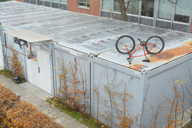 Ein Fahrrad steht umgekehrt auf dem Containerdach des Teams eLaketrics der HTWG.