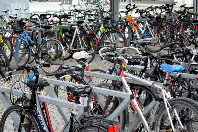 Der Fahrrad-Unterstand auf dem Hof der HTWG voller Fahrräder.