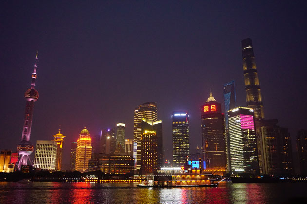 Die Skyline von Shanghai bei Nacht.