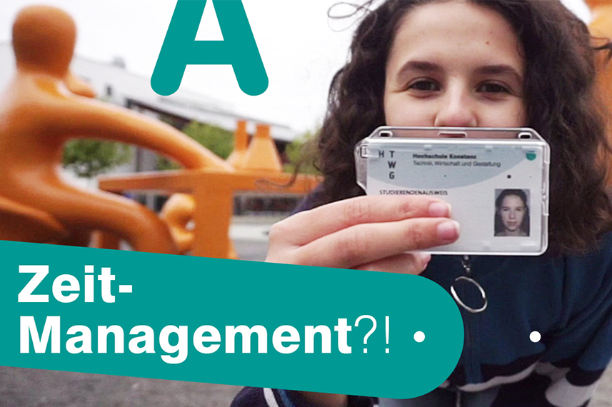 Foto von Antonia. Sie hält ihren Studierendenausweis in die Kamera. Auf einem Störer am unteren Bildrand steht "Zeitmanagement?!".