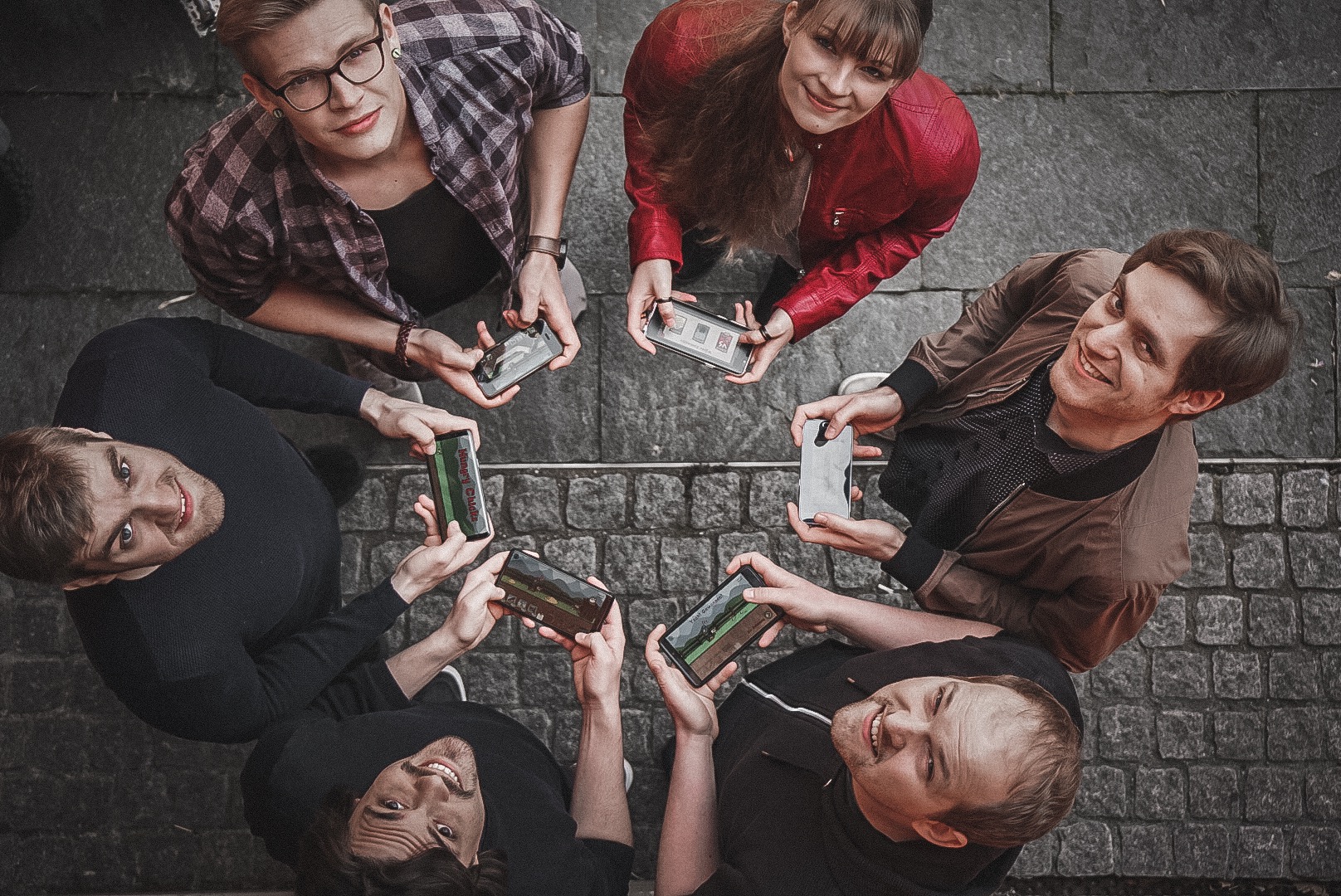 Von links: Peter Witzsche, Stefanie Thoß, Daniel Maresch, Tino Weber, Stefan Ankele und Benjamin Dums stehen im Kreis und blicken zum Fotografen nach oben.