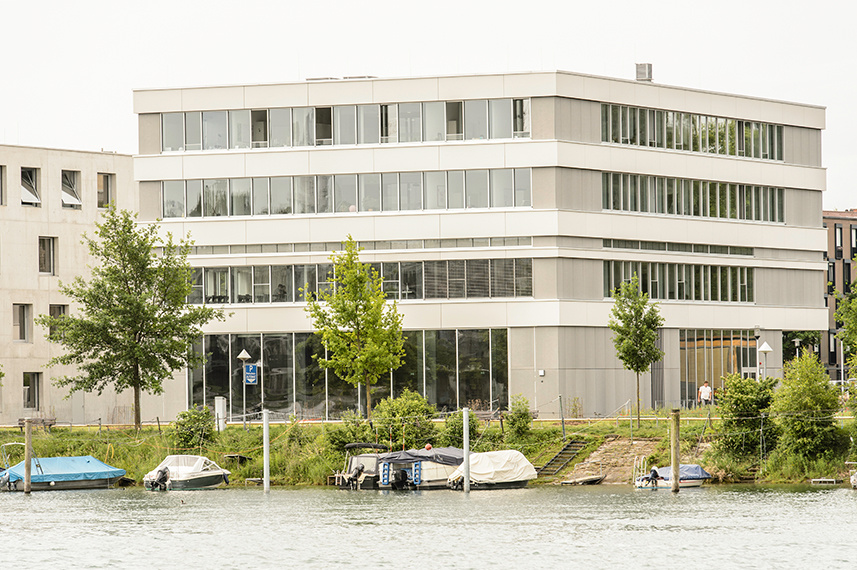 Blick auf das P-Gebäude der HTWG. Im Vordergrund ist der Rhein zu sehen.