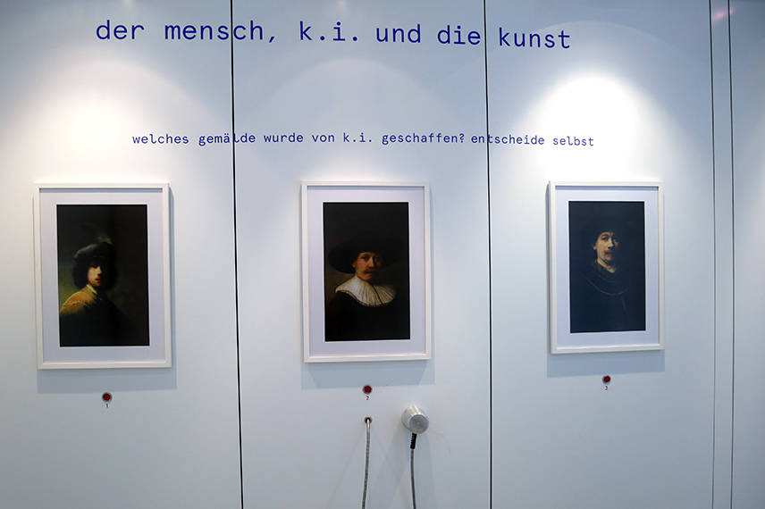 Drei Portraitgemälde im Renaissance-Stil hängen in weißen Rahmen an einer weißen Wand nebeneinander. Darüber steht: Der Mensch, KI und die Kunst. Welches Gemälde wurde von der KI geschaffen. Entscheide selbst