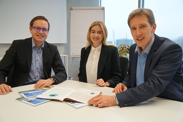 Das Team des Kompetenzzentrums Smart Services an der HTWG (von links): Julius Taubert, Valerie Bass und Prof. Dr. Stefan Schweiger. 