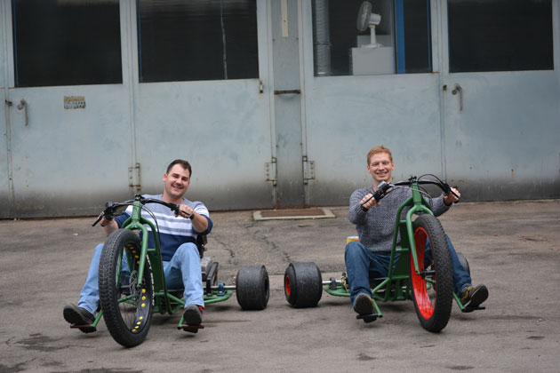 Frontalansicht auf zwei Drift-Bikes, die nebeneinander stehen. Auf dem linken Fahrzeug sitzt Robert Winklar, auf dem rechten Hannes Emrich.