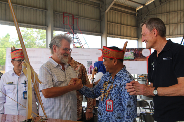 Dr. Gunter Talajan, Tourismusminister der Provinz Zentral-Borneo (Mitte) begrüßt Prof. Dr. Helmut Weber (links) und Prof. Dr. Richard Leiner (rechts). 