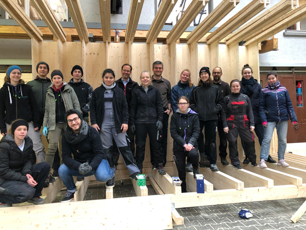 Gruppenfoto: Die Studierenden und Auszubildenden zusammen mit Prof. Stefan Krötsch, dem Zimmerermeister Manfred Jäckle und dem Geschäftsführer der Zimmerei Sebastian Schmäh.