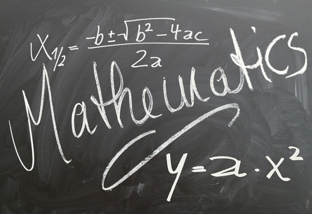 Eine Schultafel mit mathematischen Formeln