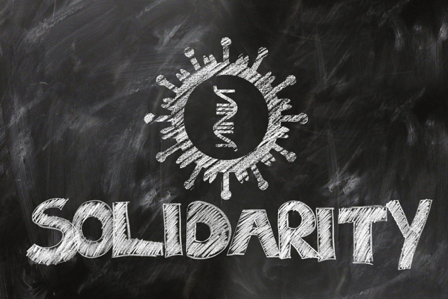 Schultafel mit einem mit Kreide gezeichneten Coronavirus und dem Wort Solidarity