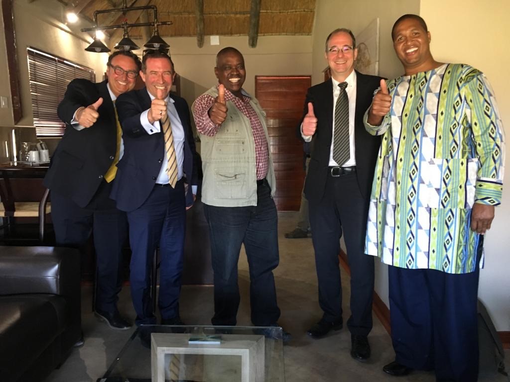 Gruppenbild - von links nach rechts: Vasilis Koulolias (Universität Stockholm), Michael Bühler (HTWG), der botswanische Präsident Mokgweetsi Masisi, Konrad Nübel (TU München) und Warren Hero (CIO Webber Wentzel).