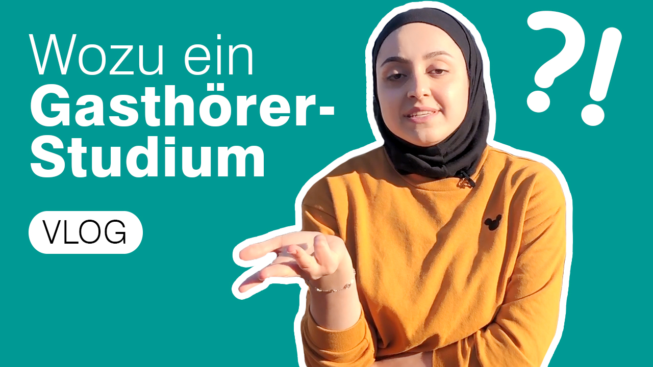 Ein Portrait der Ersti-Vloggerin Mysam Haj Ali vor grünem Hintergrund, auf dem der Text steht: Wozu ein Gasthörerstudium?!
