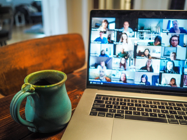 Blick auf einen Laptopbildschirm während einer Online-Konferenz.