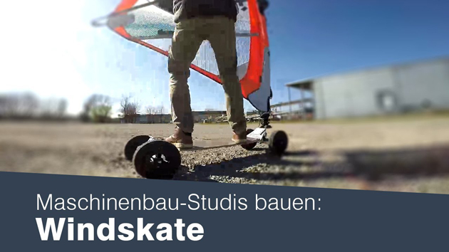 Zu sehen ist ein Beinpaar, das auf einem Skateboard steht. An dem Skateboard ist ein Surfsegel angebracht.