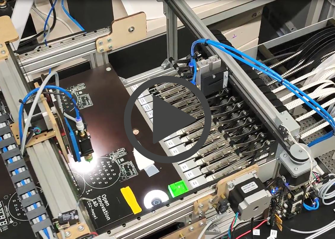 Screenshot aus einem Video: Es zeigt eine Maschine für den Bau der CO2-Ampel.