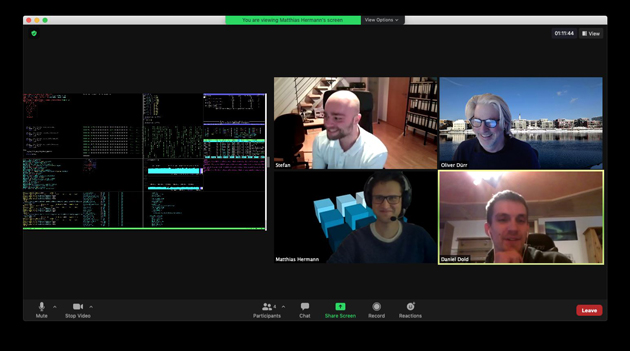 Blick auf einen Bildschirm während einer Videokonferenz. Zu sehen sind die Teilnehmer. Oben von links nach rechts: Stefan Hörtling, Prof. Dr. Oliver Dürr; unten von links: Matthias Hermann und Daniel Dold.
