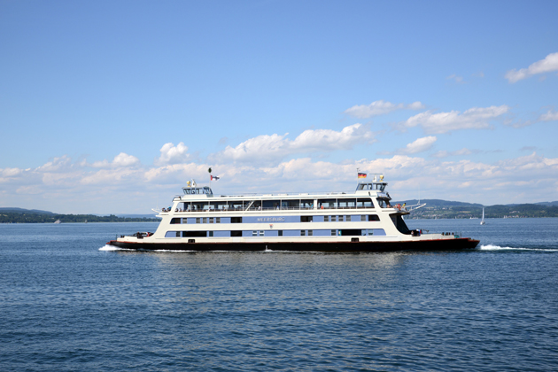 Blick auf die linke Seite der Autofähre Meersburg auf dem Bodensee.