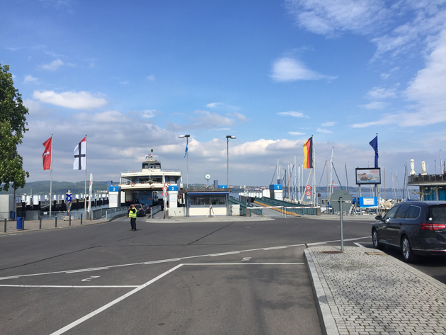 Blick auf den Fährehafen in Konstanz-Staad. Zu sehen ist die Anfahrtsstraße und die Auffahrt auf die Fähre.