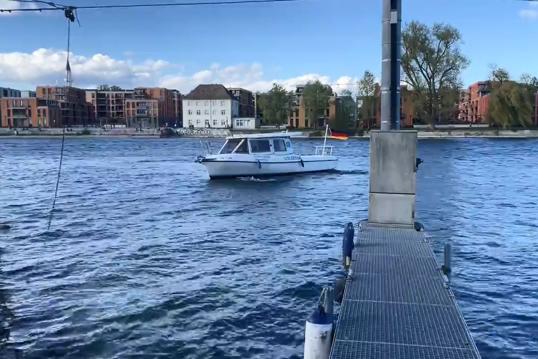 Die Solgenia, das Forschungsboot der HTWG Konstanz beim autonomen Andocken am Steg vor dem HTWG-Campus.