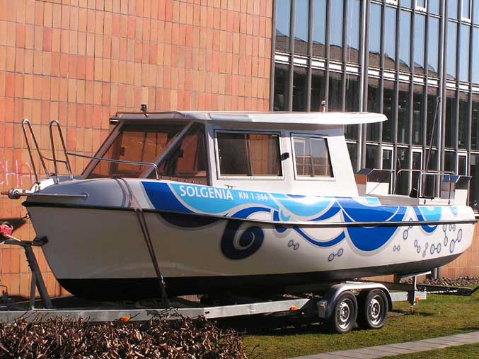 Das Forschungsboot Solgenia der HTWG Konstanz auf dem Trockenen auf einem Anhänger.