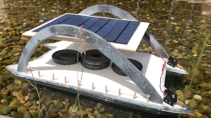 Das Solar-Modellboot Enterprise schwimmt im Wasserbecken vor der Mensa auf dem HTWG Campus.