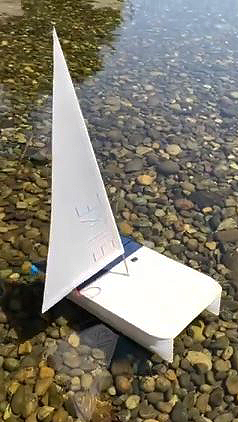 Das Solar-Modellboot Silke schwimmt im Wasserbecken vor der Mensa der HTWG.