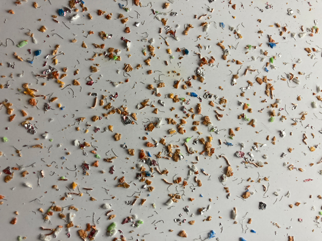 Blick auf hunderte kleine Metall- und Kunststoffteile mit nur wenigen Millimetern Größe aus der Vogelperspektive.