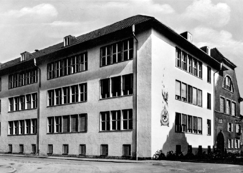 Eine Schwarz-weiß-Aufnahme des C-Gebäudes der HTWG aus dem Jahr 1956.