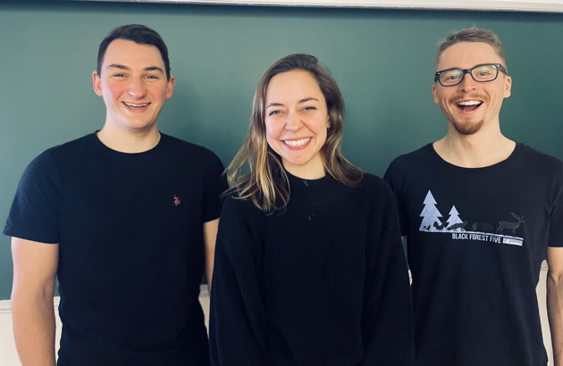 Gruppenfoto vor einer grünen Tafel. Von links: Julian Riegraf, Katja Seiter und Felix Duffner