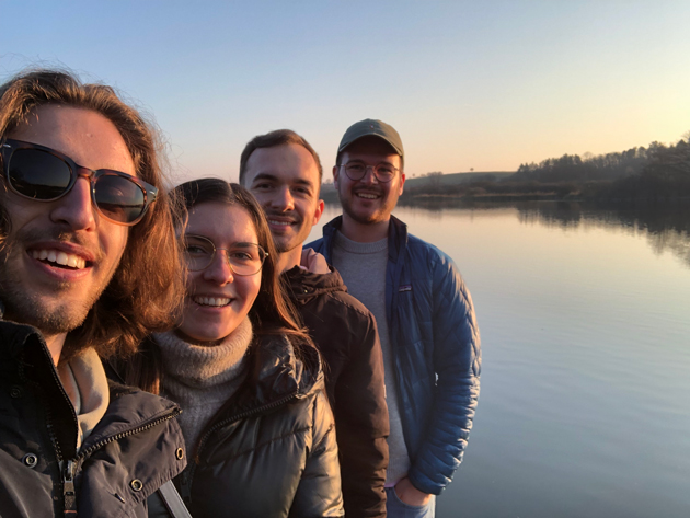 Gruppenfoto vor dem Mindelsee (von links): David Melzer, Studiengang Gesundheitsinformatik, Julia Zimmermann, Studiengang Wirtschaftsingenieurwesen Bau, Timon Sutter, Studiengang Wirtschaftsingenieurwesen Maschinenbau und Maximilian Starkmann, der an der TU-München Sportwissenschaften studiert.