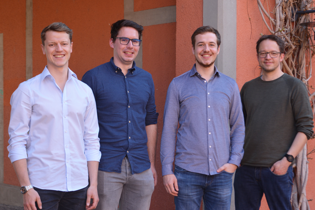 Gruppenfoto mit vier jungen Männern im Innenhof der HTWG-Bibliothek.