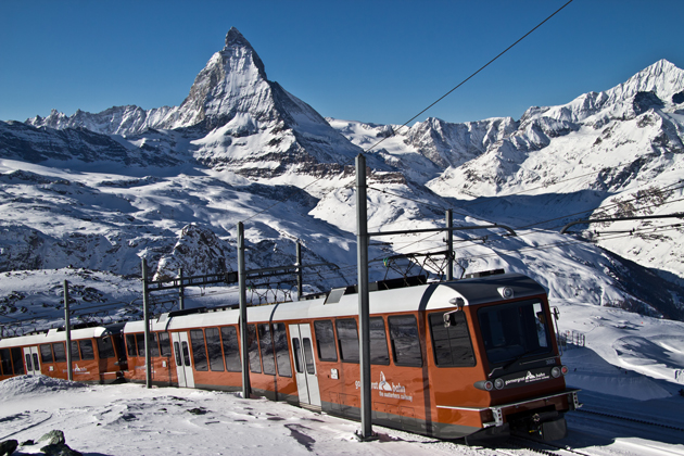 Eine Zahnradbahn schlängelt sich durch Winterlandschaft am Gornergrat.