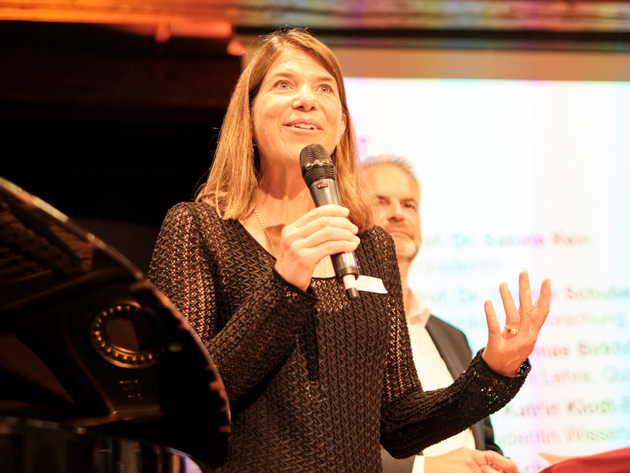 Prof. Dr. Katrin Klodt-Bußmann mit Mikrofon in der Hand auf der Bühne