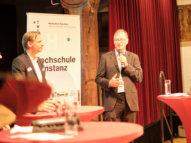 Prof. Dr. Thomas Birkhölzer mit Mikrofon in der Hand auf der Bühne