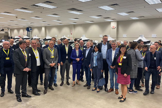 Gruppenfoto mit großen Teilen der Delegation. 