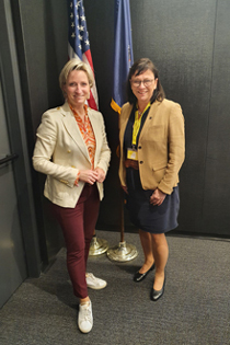 Wirtschaftsministerin Dr. Nicole Hoffmeister-Kraut mit Prof. Dr. Sabine Rein.