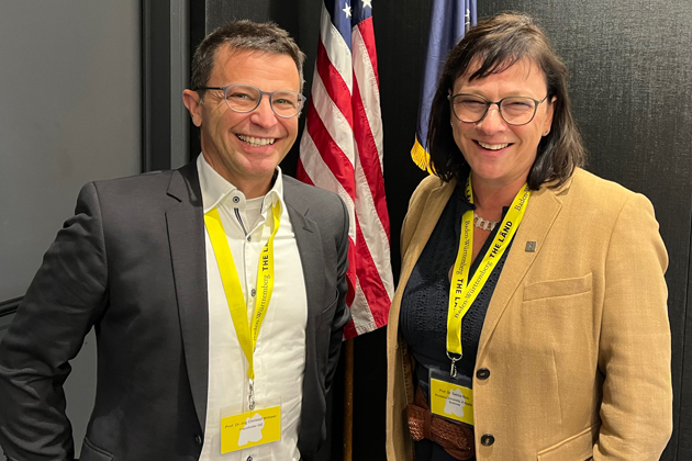 Gruppenfoto mit HTWG-Präsidentin Prof. Dr. Sabine Rein (rechts) und Prof. Dr. Christof Wittwer (links)