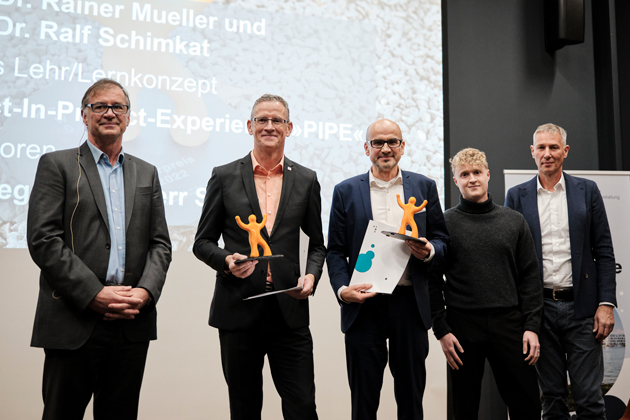 Gruppenfoto. Von links nach rechts Prof. Dr. Thomas Birkhölzer, Vizepräsident Lehre, Qualität und digitale Transformation, den Lehrpreisträgern Prof. Dr. Rainer Mueller und Prof. Dr. Ralf Schimkat sowie den Jurymitgliedern Niklas Saile und Thomas Regele (Mitglied des Hochschulrats der HTWG und Geschäftsführer der Sybit AG).