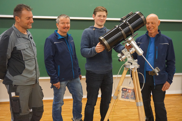 Gruppenfoto mit den Machern der parallaktischen Montierung (von links) Daniel Böhm, Jürgen Moosmann, Kilian Rees und Armin Kerle.