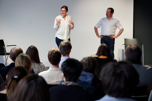 Auf der Bühne stehen zwei Personen, links Caroline Schneider, rechts Jens Weber.