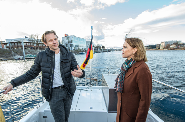 Prof. Dr. Gunnar Schubert, Vizepräsident Forschung, Transfer und Nachhaltigkeit (links), ist während der Fahrt mit dem Forschungsboot Solgenia im Gespräch mit Wissenschaftsministerin Petra Olschowski.