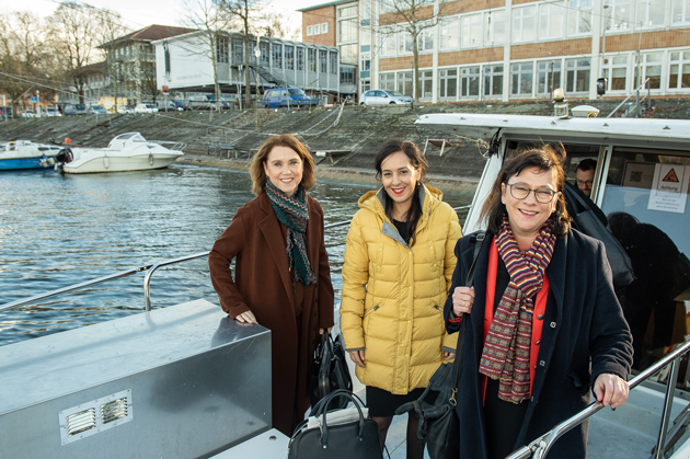 Drei Frauen auf einem Boot. HTWG-Präsidentin Prof. Dr. Sabine Rein (rechts) hatte Wissenschaftsministerin Petra Olschowski und Landtagsabgeordnete Nese Erikli auf das schwimmende Labor der HTWG eingeladen. Mit dem Forschungsboot Solgenia gab die HTWG Einblicke sowohl in die Forschung zu alternativen Antrieben als auch zum autonomen Fahren.