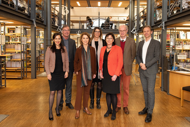 HTWG-Präsidentin Prof. Dr. Sabine Rein (vorne rechts) führte Wissenschaftsministerin Petra Olschowski (vorne Mitte), Landtagsabgeordnete Nese Erikli (vorne links) und Regierungsdirektor Gunter Kalmbach, Ministerium für Wissenschaft, Forschung und Kunst (hinten, zweiter von rechts), mit den Präsidiumsmitgliedern Prof. Dr. Thomas Birkhölzer, Vizepräsident Lehre, Qualität und digitale Transformation (hinten links), Prof. Dr. Katrin Klodt-Bußmann, Vizepräsidentin Wissenschaftliche Weiterbildung und Internationales, und Prof. Dr. Gunnar Schubert, Vizepräsident Forschung, Transfer und Nachhaltigkeit (rechts) über den HTWG-Campus. Eine Station war die mehrfach ausgezeichnete Bibliothek der Hochschule.