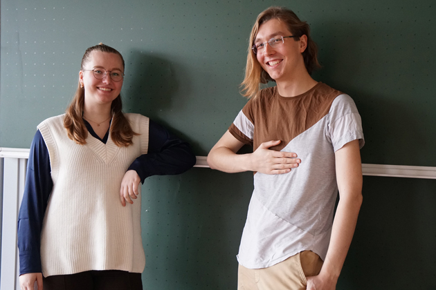 Die PHTG-Studierenden Carina Smit und Tim Stäheli stehen vor einer Tafel der HTWG.