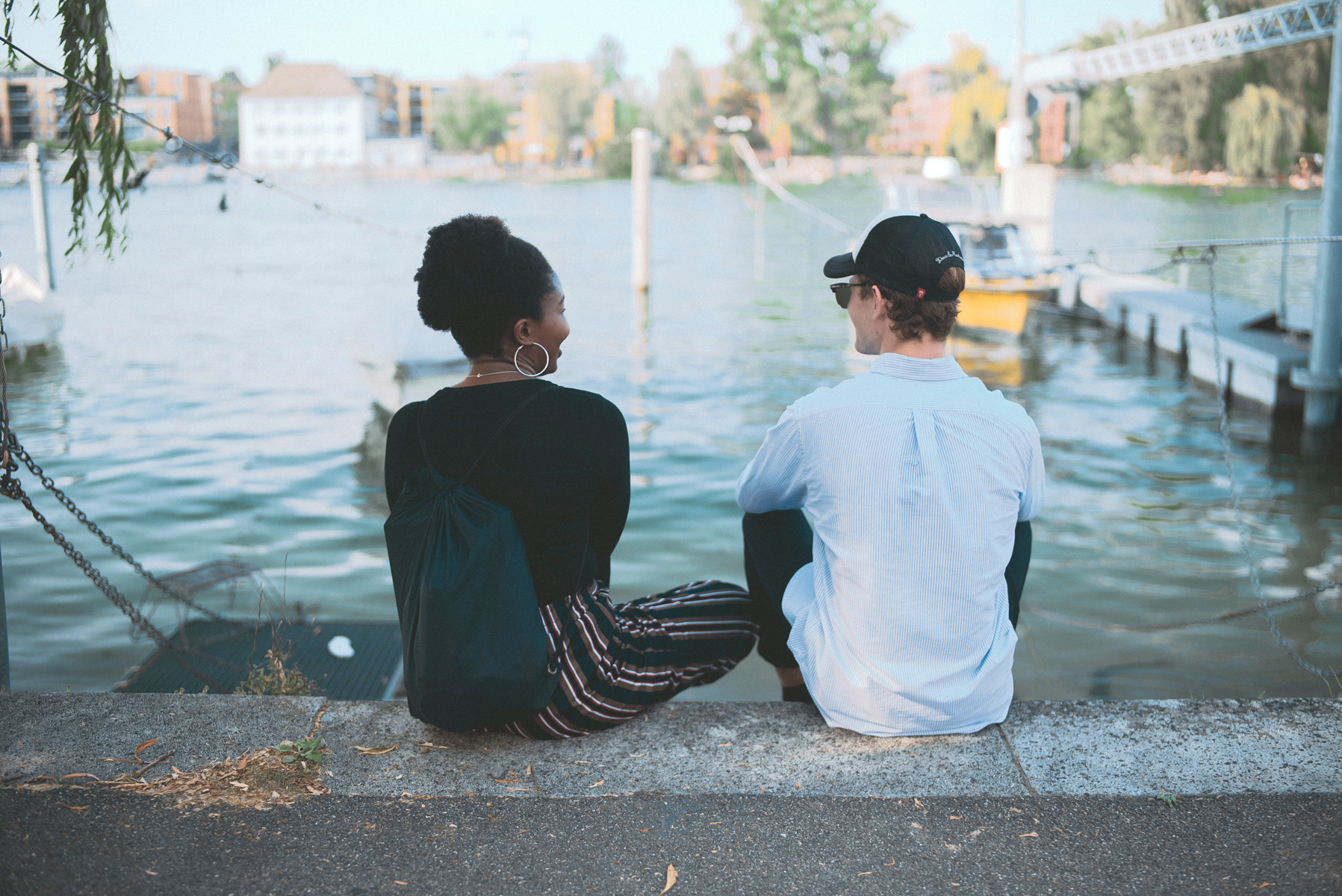 Ein Student und eine Studentin unterhalten sich am Rheinufer