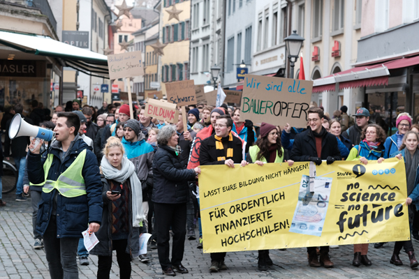 Studierende demonstrieren in der Konstanzer Altstadt gegen die Unterfinanzierung der Hochschulen im Land Baden-Württemberg