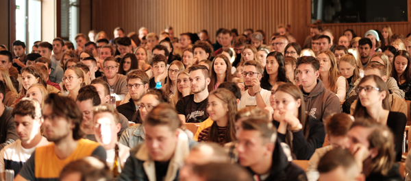 Ein Saal voller Studierenden bei der Erstsemestereinführung.