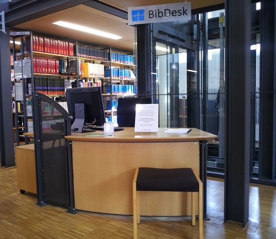Der Infodesk ist ein Beratungsplatz in der Halle der Bibliothek