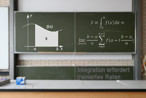 Ein Integral auf einer Schultafel.